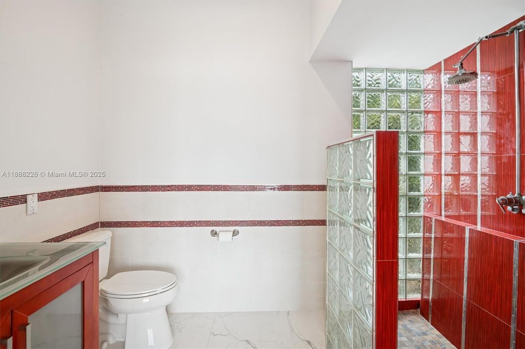 Vendido Recientemente: $1,249,500 (3 camas, 4 baños, 3314 Pies cuadrados)