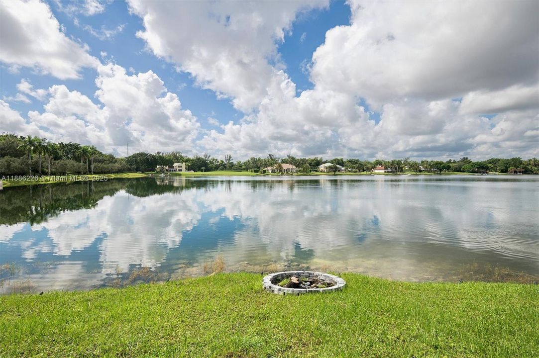 Vendido Recientemente: $1,249,500 (3 camas, 4 baños, 3314 Pies cuadrados)