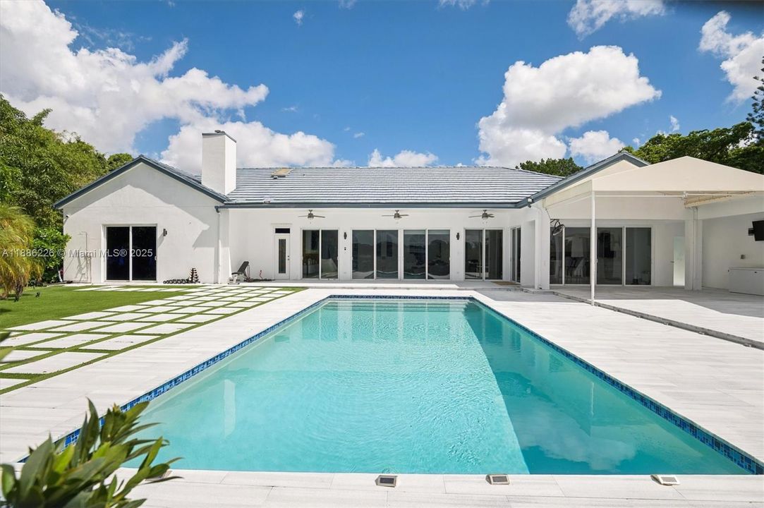 Vendido Recientemente: $1,249,500 (3 camas, 4 baños, 3314 Pies cuadrados)