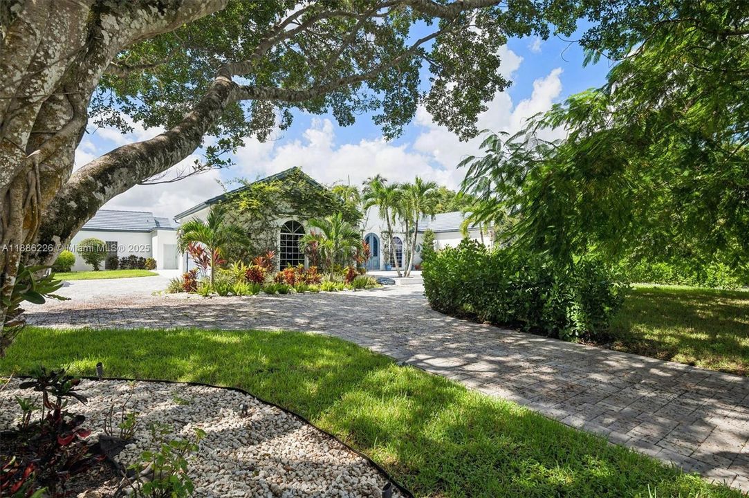 Vendido Recientemente: $1,249,500 (3 camas, 4 baños, 3314 Pies cuadrados)