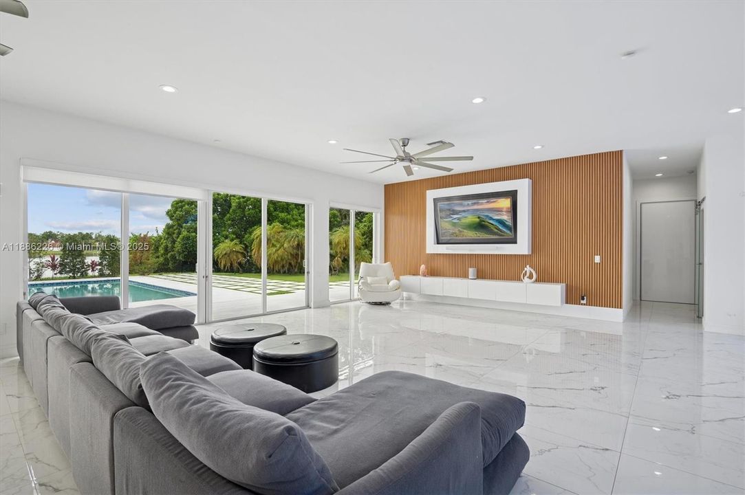 Vendido Recientemente: $1,249,500 (3 camas, 4 baños, 3314 Pies cuadrados)