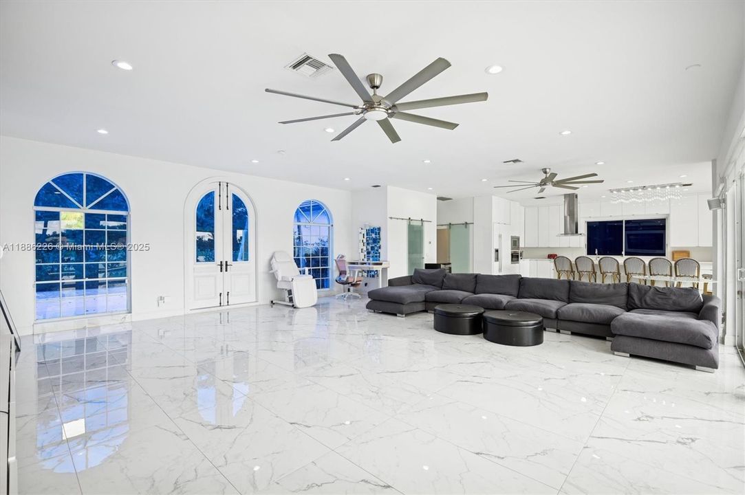 Vendido Recientemente: $1,249,500 (3 camas, 4 baños, 3314 Pies cuadrados)