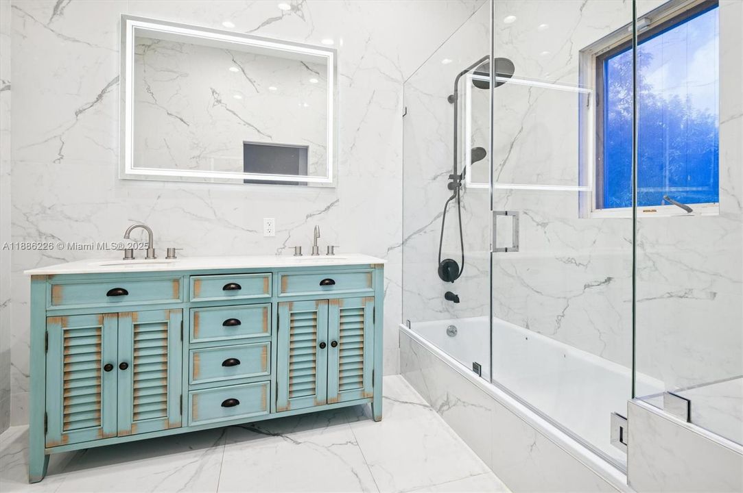 Vendido Recientemente: $1,249,500 (3 camas, 4 baños, 3314 Pies cuadrados)