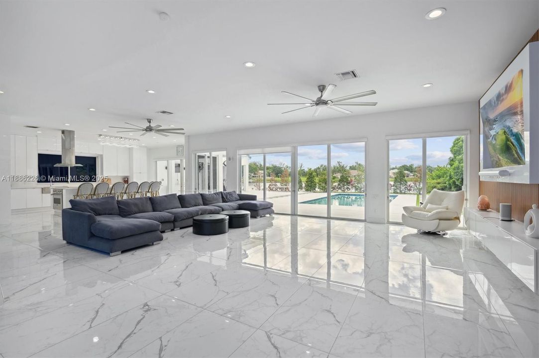 Vendido Recientemente: $1,249,500 (3 camas, 4 baños, 3314 Pies cuadrados)