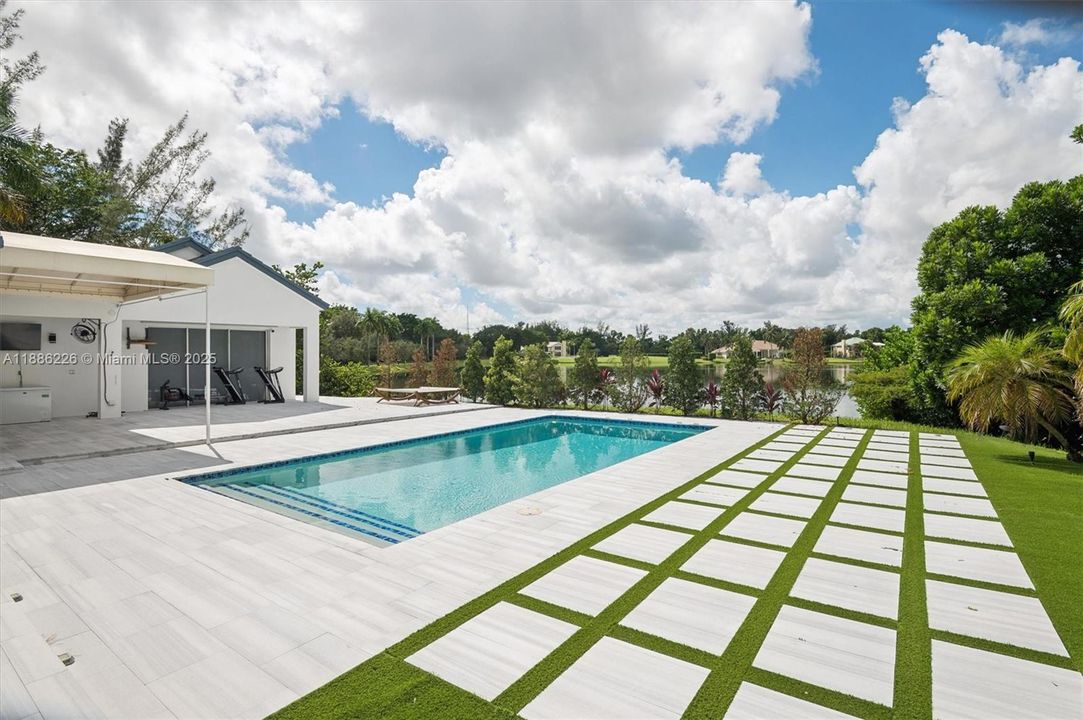 Vendido Recientemente: $1,249,500 (3 camas, 4 baños, 3314 Pies cuadrados)