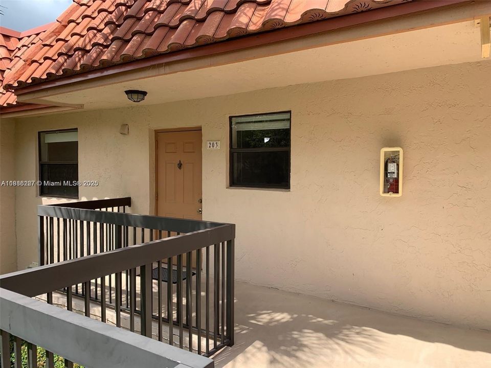 Под контрактом: $2,300 (2 спален, 2 ванн, 800 Квадратных фут)