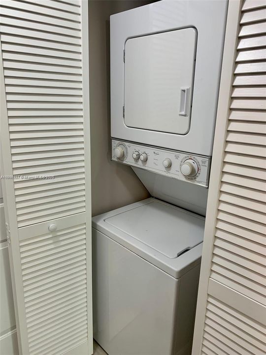 Под контрактом: $2,300 (2 спален, 2 ванн, 800 Квадратных фут)