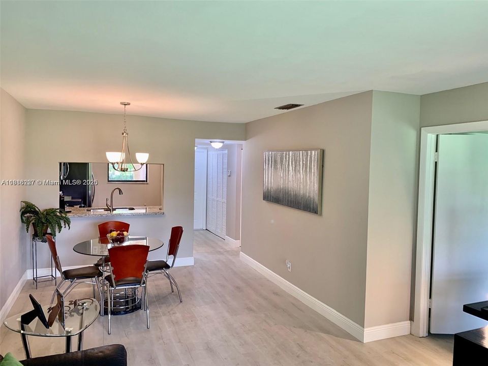 Под контрактом: $2,300 (2 спален, 2 ванн, 800 Квадратных фут)