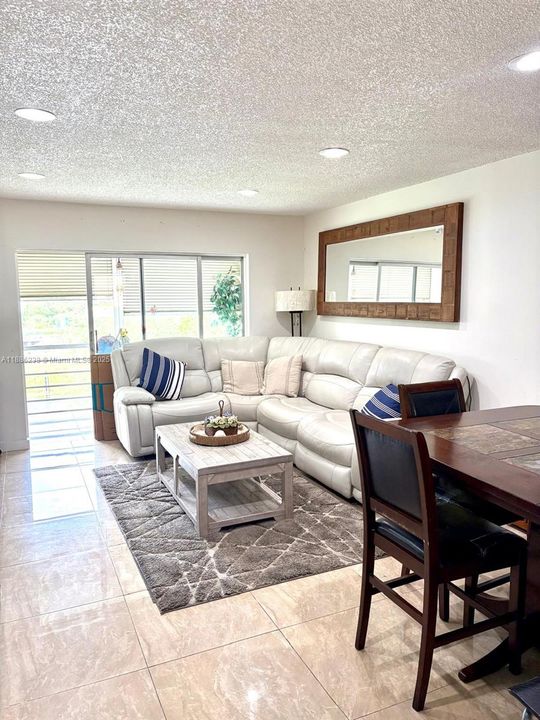 На продажу: $89,500 (2 спален, 2 ванн, 850 Квадратных фут)