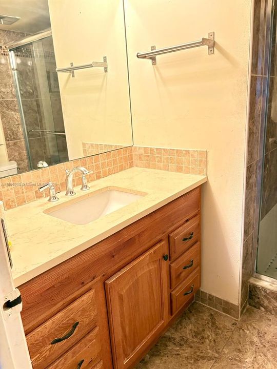 На продажу: $89,500 (2 спален, 2 ванн, 850 Квадратных фут)