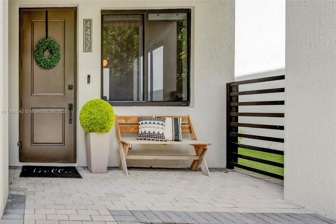 合同活跃: $1,150,000 (5 贝兹, 3 浴室, 2863 平方英尺)