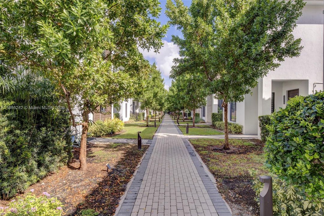 合同活跃: $1,150,000 (5 贝兹, 3 浴室, 2863 平方英尺)