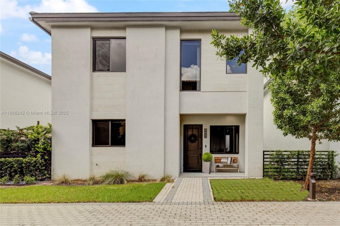 合同活跃: $1,150,000 (5 贝兹, 3 浴室, 2863 平方英尺)