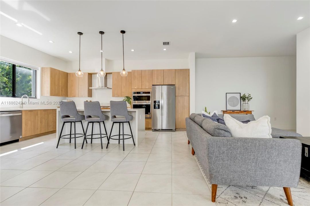 合同活跃: $1,150,000 (5 贝兹, 3 浴室, 2863 平方英尺)