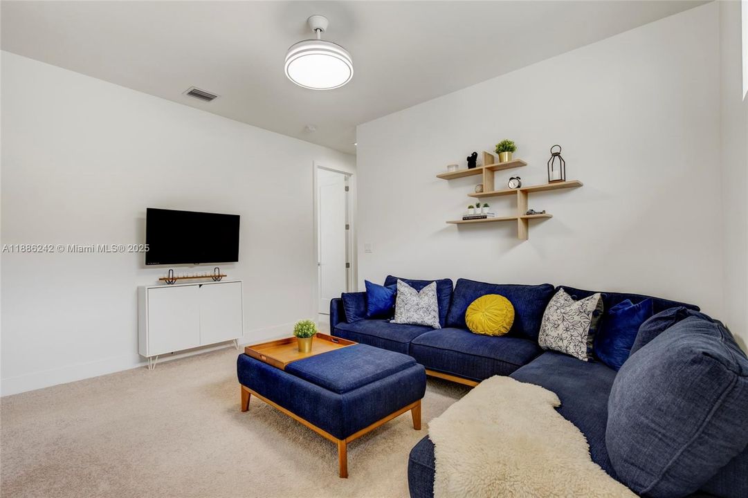 合同活跃: $1,150,000 (5 贝兹, 3 浴室, 2863 平方英尺)