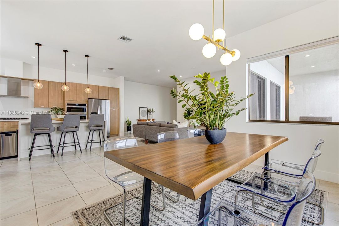 合同活跃: $1,150,000 (5 贝兹, 3 浴室, 2863 平方英尺)