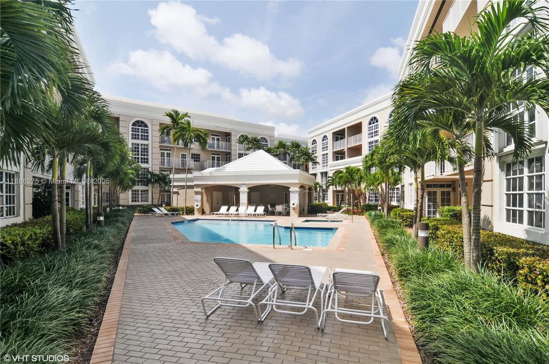 Active With Contract: $439,000 (2 beds, 2 baths, 840 Square Feet)