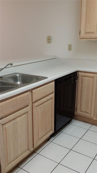 Active With Contract: $439,000 (2 beds, 2 baths, 840 Square Feet)