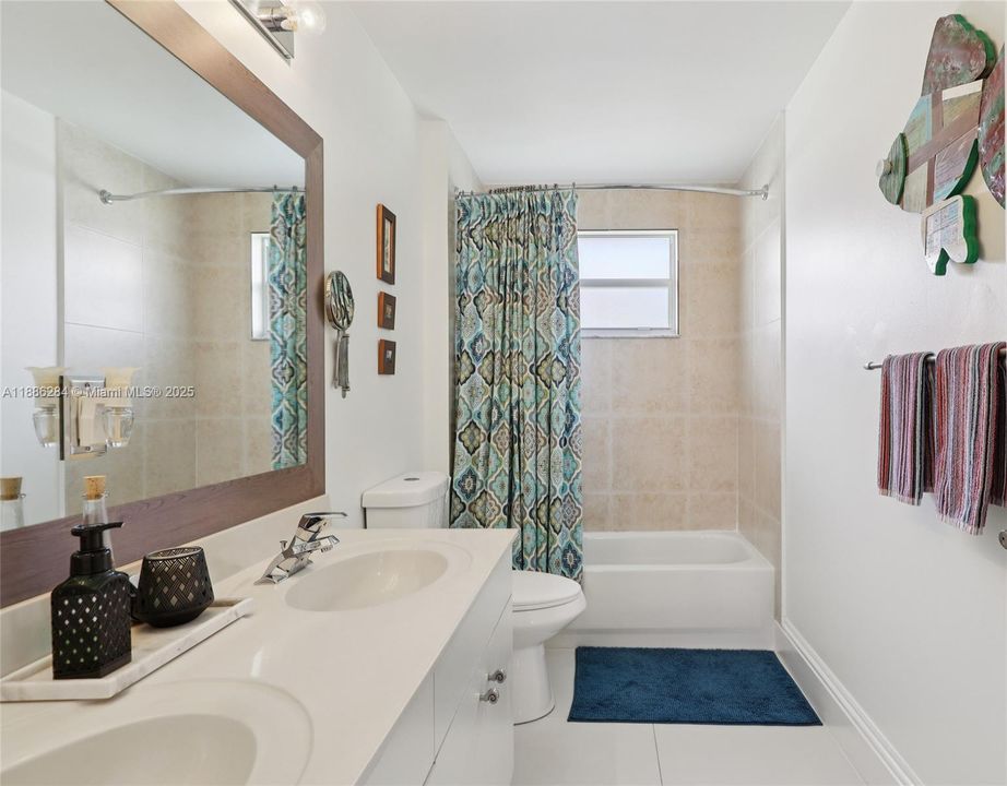 合同活跃: $1,050,000 (6 贝兹, 3 浴室, 3428 平方英尺)