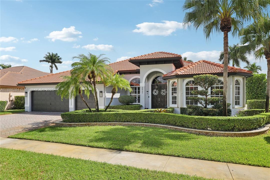 合同活跃: $1,050,000 (6 贝兹, 3 浴室, 3428 平方英尺)