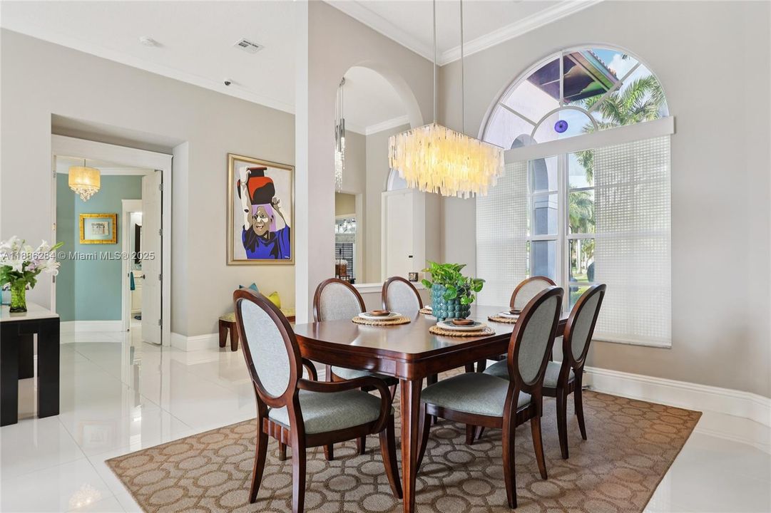 合同活跃: $1,050,000 (6 贝兹, 3 浴室, 3428 平方英尺)