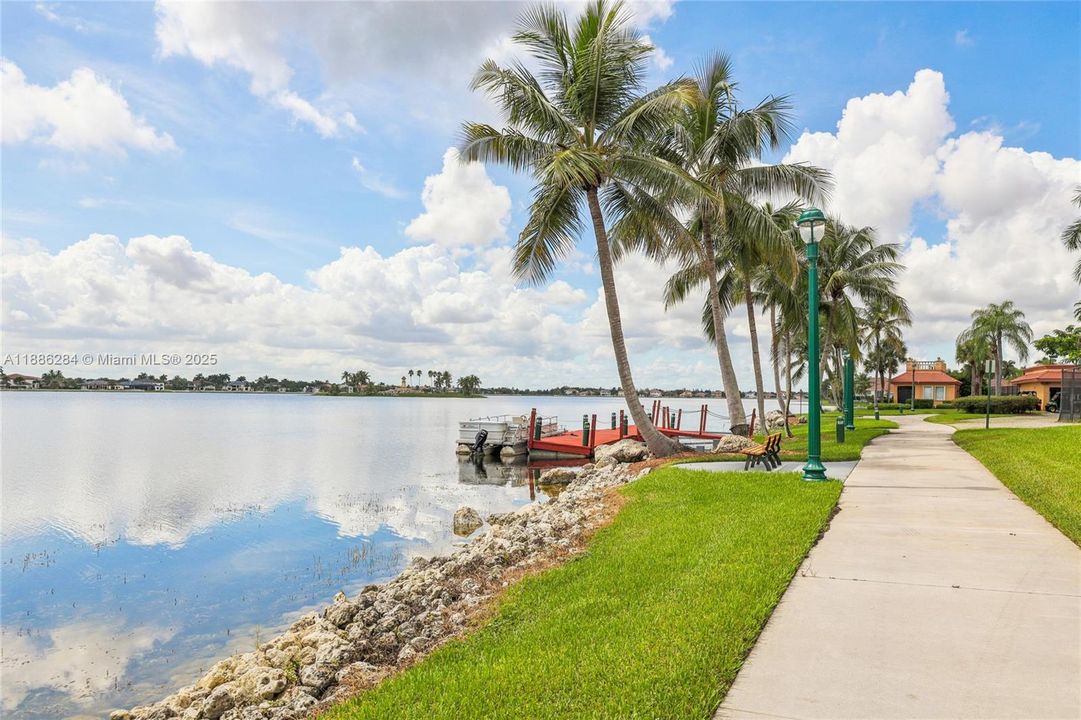 合同活跃: $1,050,000 (6 贝兹, 3 浴室, 3428 平方英尺)