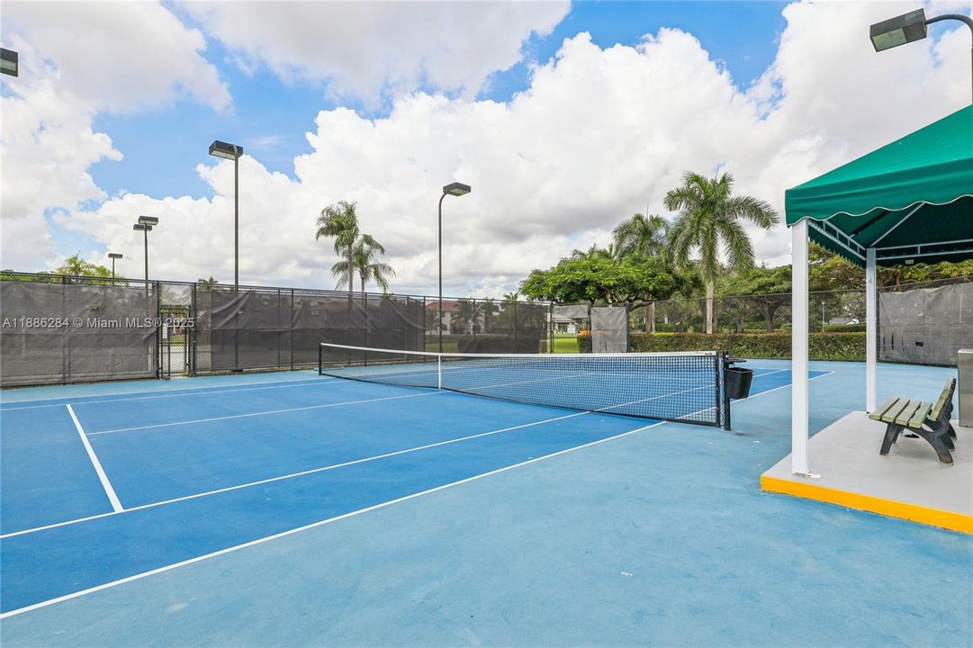 合同活跃: $1,050,000 (6 贝兹, 3 浴室, 3428 平方英尺)