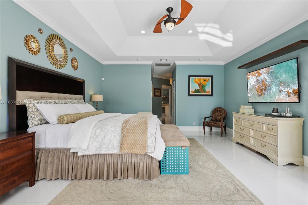 合同活跃: $1,050,000 (6 贝兹, 3 浴室, 3428 平方英尺)