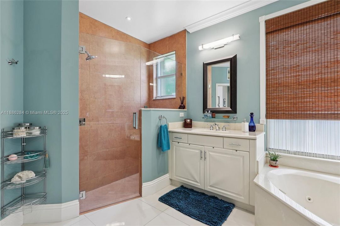 合同活跃: $1,050,000 (6 贝兹, 3 浴室, 3428 平方英尺)