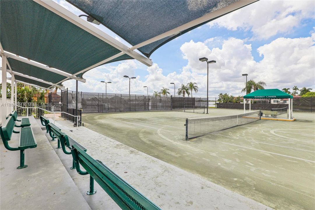 合同活跃: $1,050,000 (6 贝兹, 3 浴室, 3428 平方英尺)