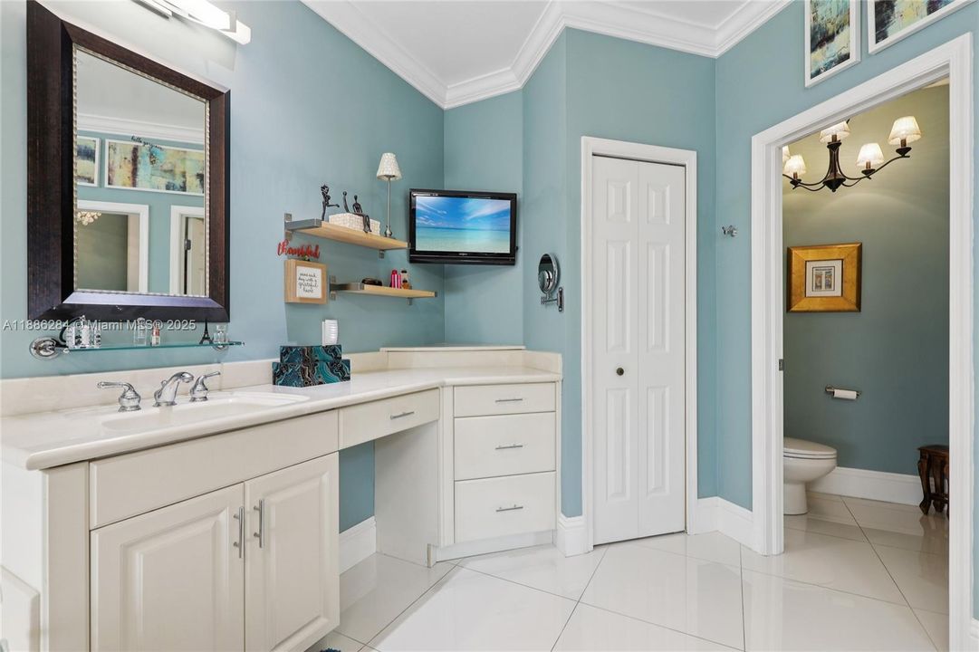 合同活跃: $1,050,000 (6 贝兹, 3 浴室, 3428 平方英尺)