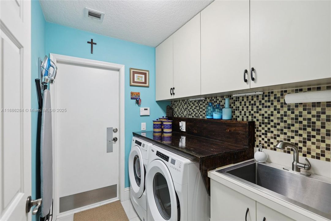 合同活跃: $1,050,000 (6 贝兹, 3 浴室, 3428 平方英尺)