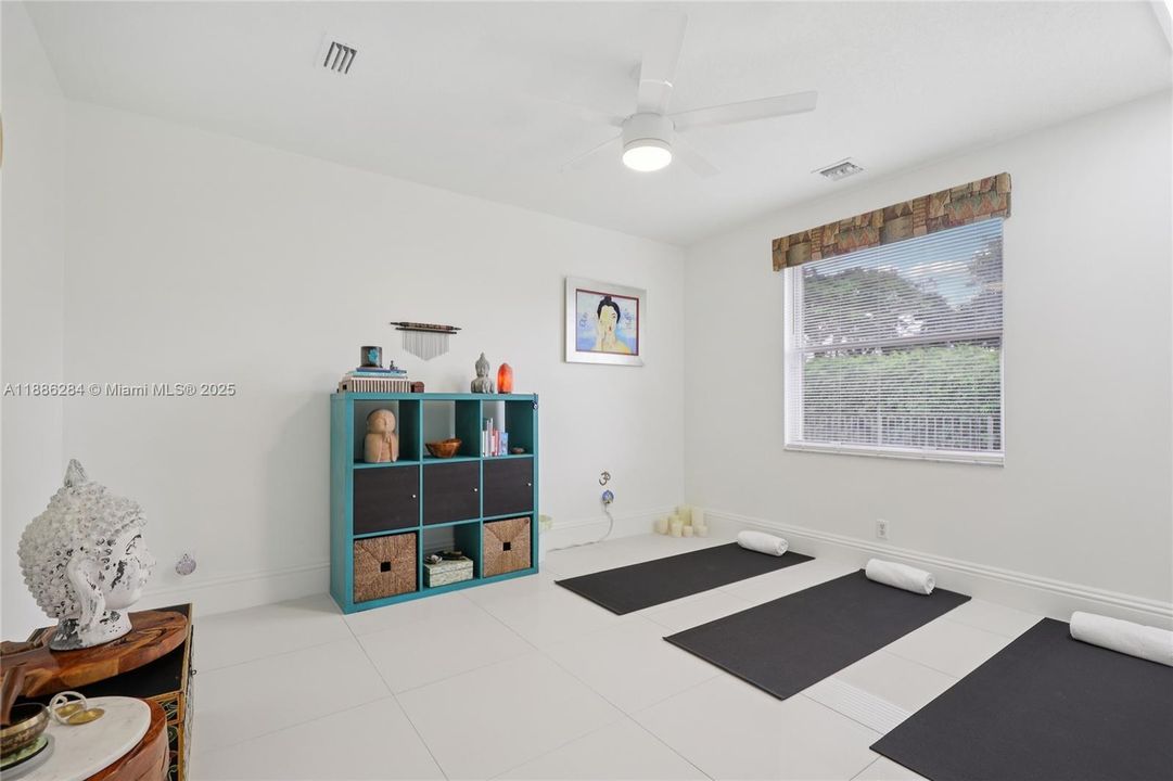 合同活跃: $1,050,000 (6 贝兹, 3 浴室, 3428 平方英尺)