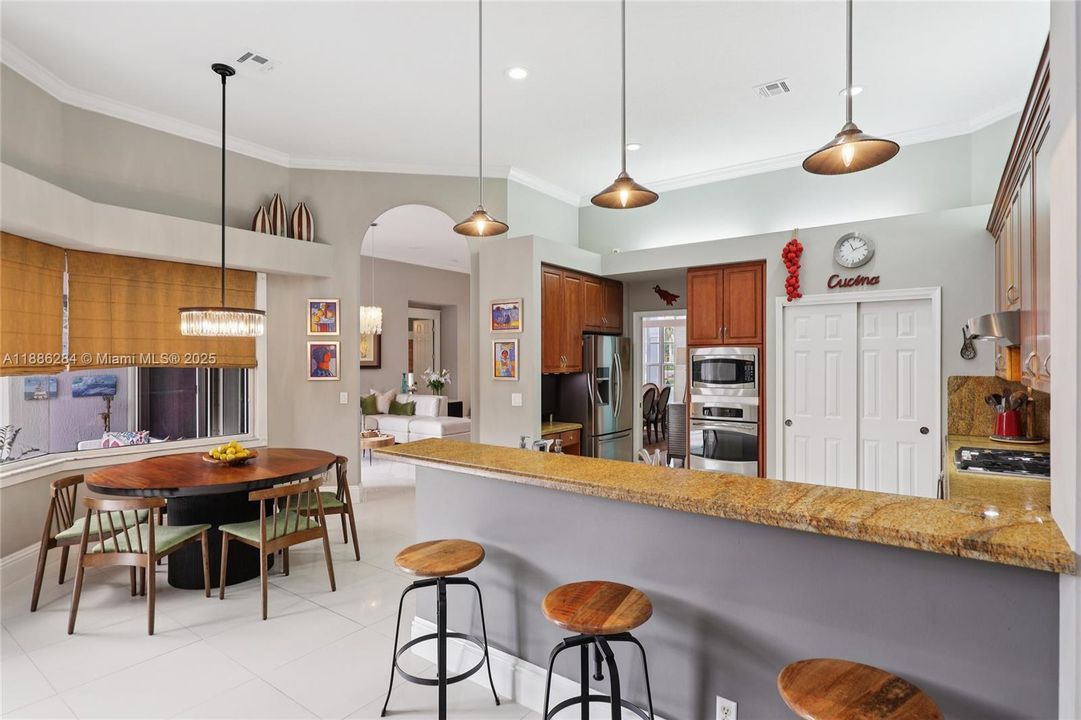 合同活跃: $1,050,000 (6 贝兹, 3 浴室, 3428 平方英尺)