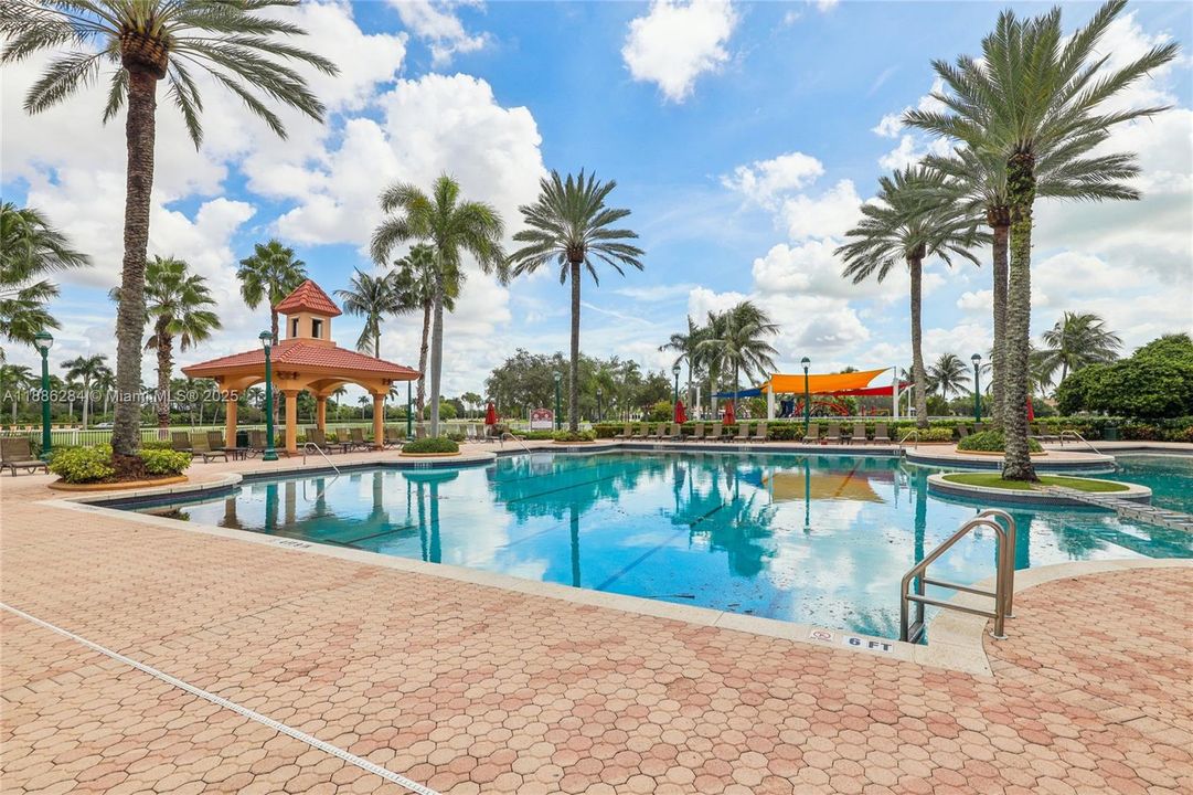 合同活跃: $1,050,000 (6 贝兹, 3 浴室, 3428 平方英尺)