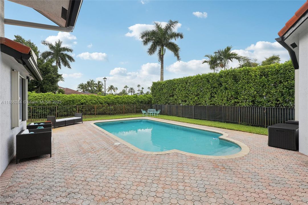 合同活跃: $1,050,000 (6 贝兹, 3 浴室, 3428 平方英尺)