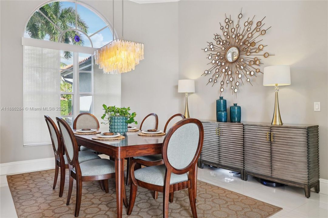 合同活跃: $1,050,000 (6 贝兹, 3 浴室, 3428 平方英尺)