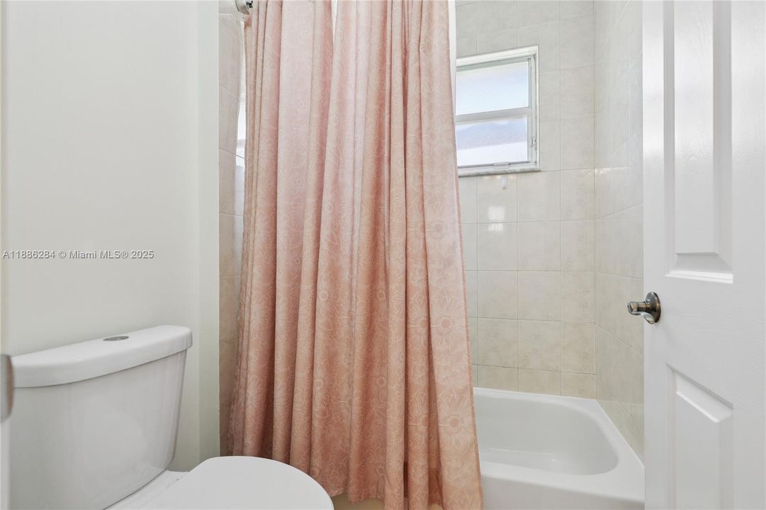 合同活跃: $1,050,000 (6 贝兹, 3 浴室, 3428 平方英尺)