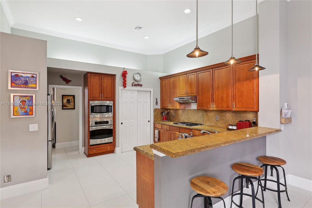 合同活跃: $1,050,000 (6 贝兹, 3 浴室, 3428 平方英尺)