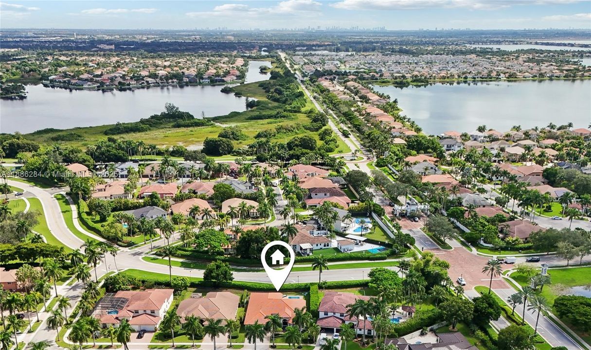 合同活跃: $1,050,000 (6 贝兹, 3 浴室, 3428 平方英尺)