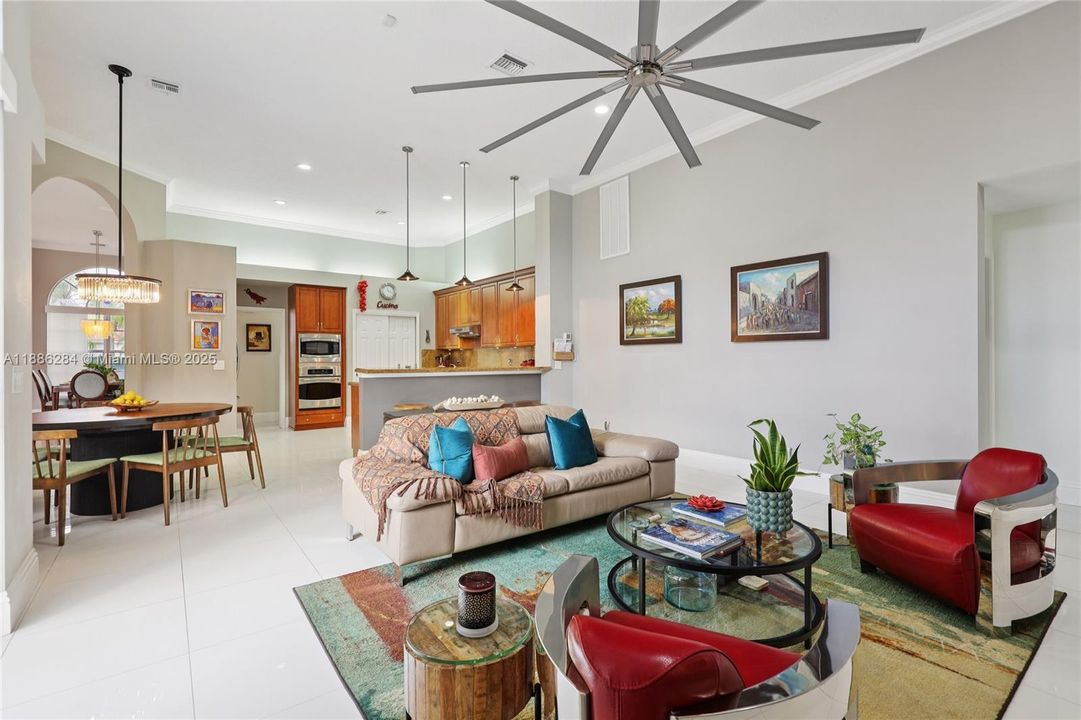 合同活跃: $1,050,000 (6 贝兹, 3 浴室, 3428 平方英尺)