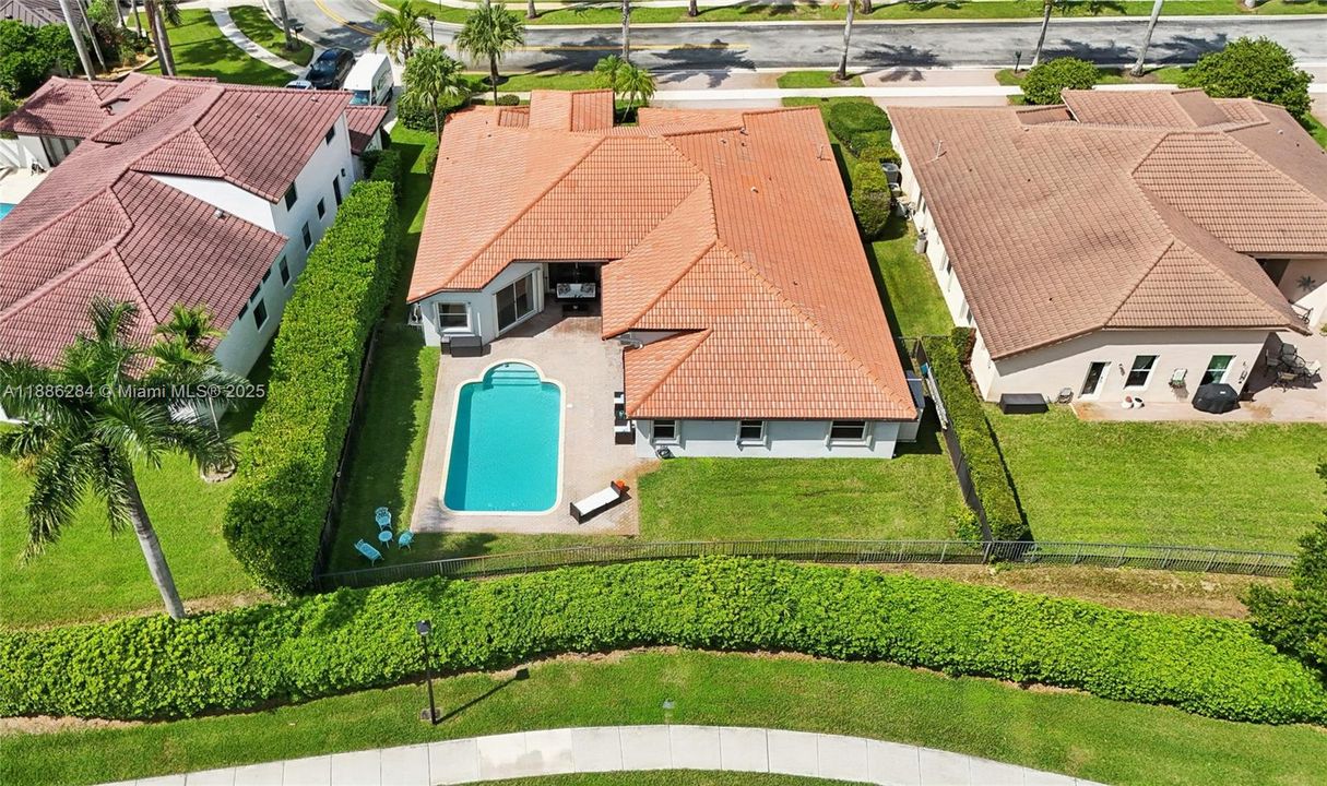 合同活跃: $1,050,000 (6 贝兹, 3 浴室, 3428 平方英尺)