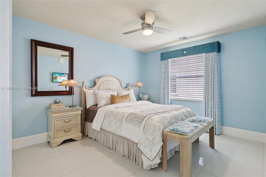 合同活跃: $1,050,000 (6 贝兹, 3 浴室, 3428 平方英尺)