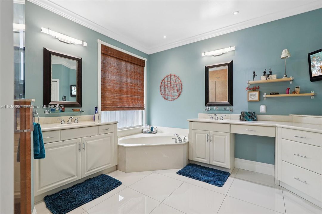 合同活跃: $1,050,000 (6 贝兹, 3 浴室, 3428 平方英尺)