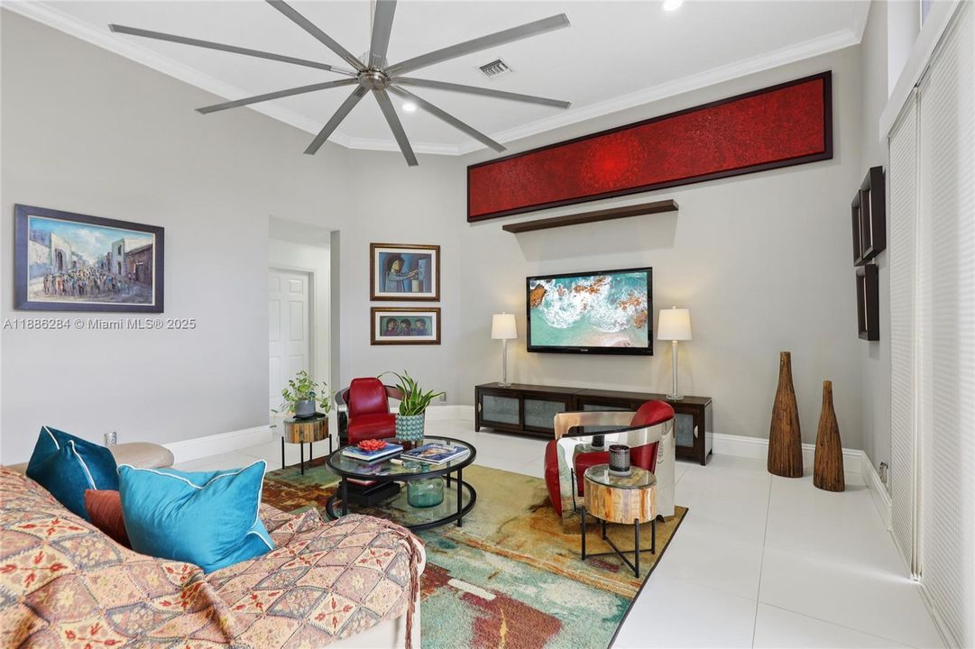 合同活跃: $1,050,000 (6 贝兹, 3 浴室, 3428 平方英尺)