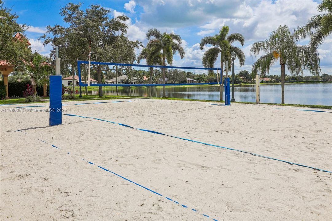 合同活跃: $1,050,000 (6 贝兹, 3 浴室, 3428 平方英尺)