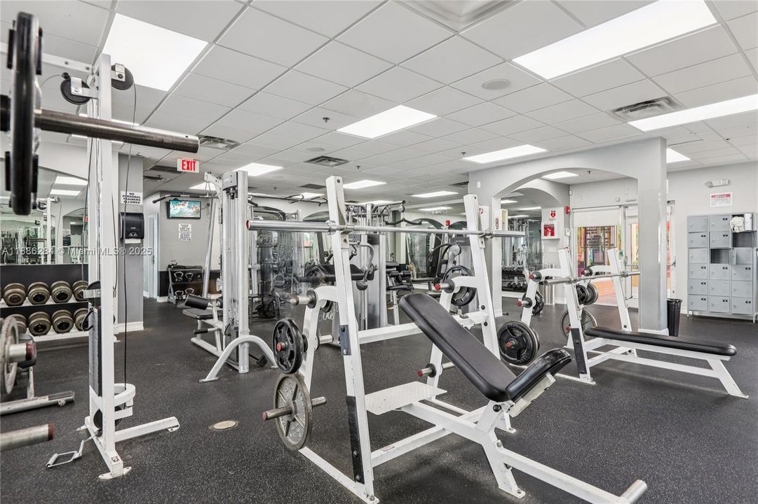 合同活跃: $1,050,000 (6 贝兹, 3 浴室, 3428 平方英尺)