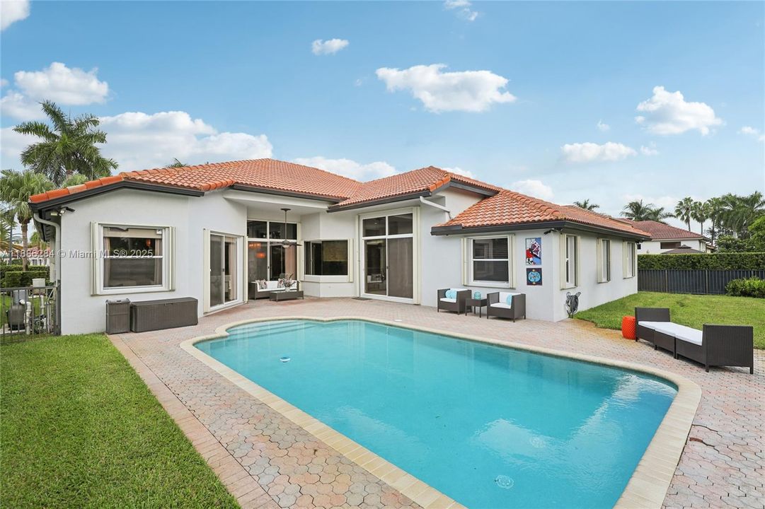 合同活跃: $1,050,000 (6 贝兹, 3 浴室, 3428 平方英尺)