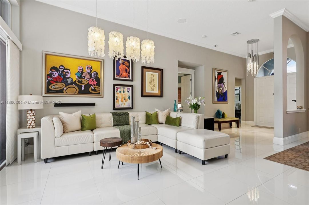 合同活跃: $1,050,000 (6 贝兹, 3 浴室, 3428 平方英尺)