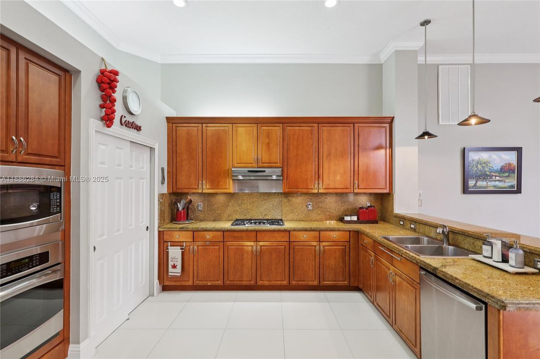 合同活跃: $1,050,000 (6 贝兹, 3 浴室, 3428 平方英尺)